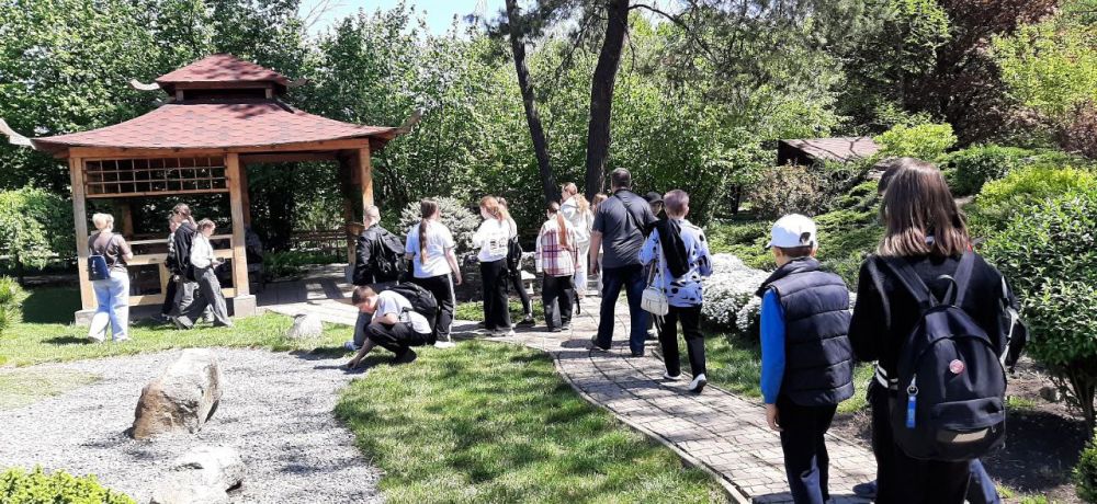 Ребятам Ждановки провели экскурсию по ботаническому саду Ребятам Ждановки провели экскурсию по ботаническому саду