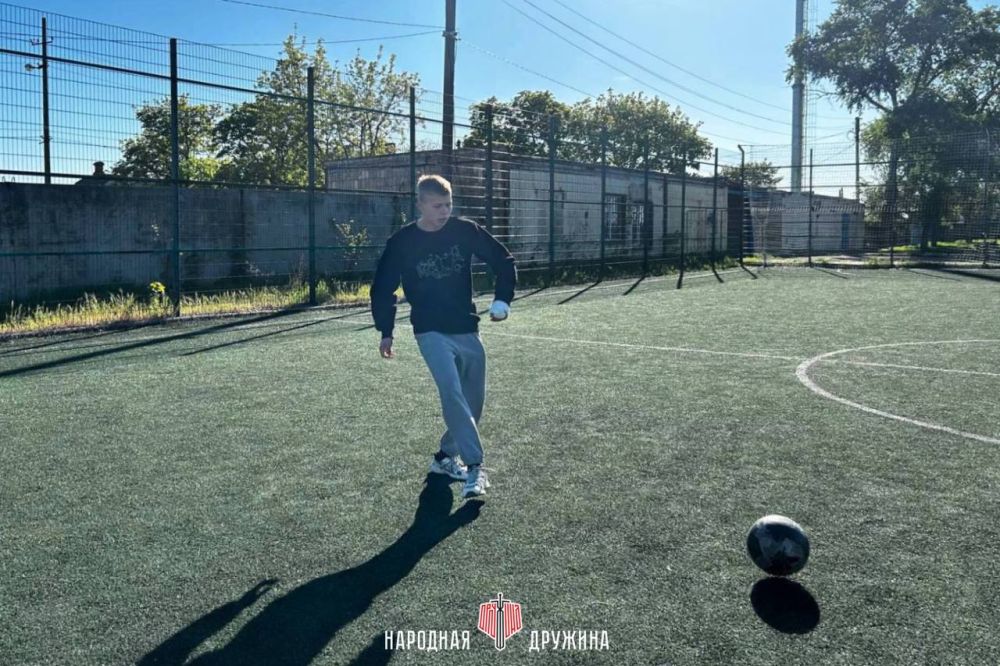 Спорт — школа жизни!. Дружинники Мангушского штаба организовали тренировку по общей физической подготовке и продемонстрировали свои навыки игры в футбол Спорт — школа жизни!. Дружинники Мангушского штаба организовали тренировку по общей физической подготовке и продемонстрировали свои навыки игры в футбол