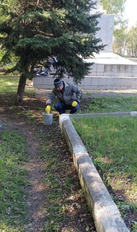 СОТРУДНИКИ «СНЕЖНОЕТЕПЛОСЕТИ» И «ЕНАКИЕВОТЕПЛОСЕТИ» ПРОВЕЛИ РАБОТЫ ПО БЛАГОУСТРОЙСТВУ ПАМЯТНЫХ МЕСТ В ПГТ ПЕЛАГЕЕВКА И КАРЛО-МАРКСОВО СОТРУДНИКИ «СНЕЖНОЕТЕПЛОСЕТИ» И «ЕНАКИЕВОТЕПЛОСЕТИ» ПРОВЕЛИ РАБОТЫ ПО БЛАГОУСТРОЙСТВУ ПАМЯТНЫХ МЕСТ В ПГТ ПЕЛАГЕЕВКА И КАРЛО-МАРКСОВО