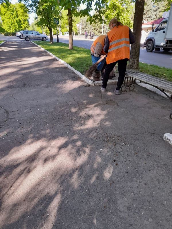 Несмотря на выходные дни, для поддержания чистоты, работники МУП АГЯ "ЖЭК" проводят уборку территорий в городе Ясиноватая Несмотря на выходные дни, для поддержания чистоты, работники МУП АГЯ "ЖЭК" проводят уборку территорий в городе Ясиноватая
