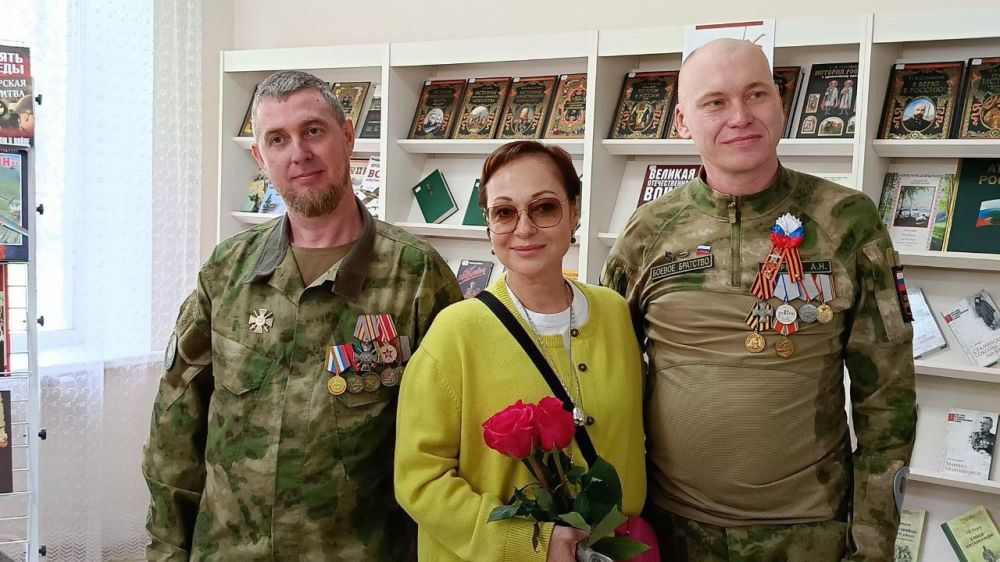 Актриса Виктория Тарасова встретилась с ветеранами боевых действий и семьями погибших в харцызском отделении фонда "Защитники Отечества" Актриса Виктория Тарасова встретилась с ветеранами боевых действий и семьями погибших в харцызском отделении фонда "Защитники Отечества"