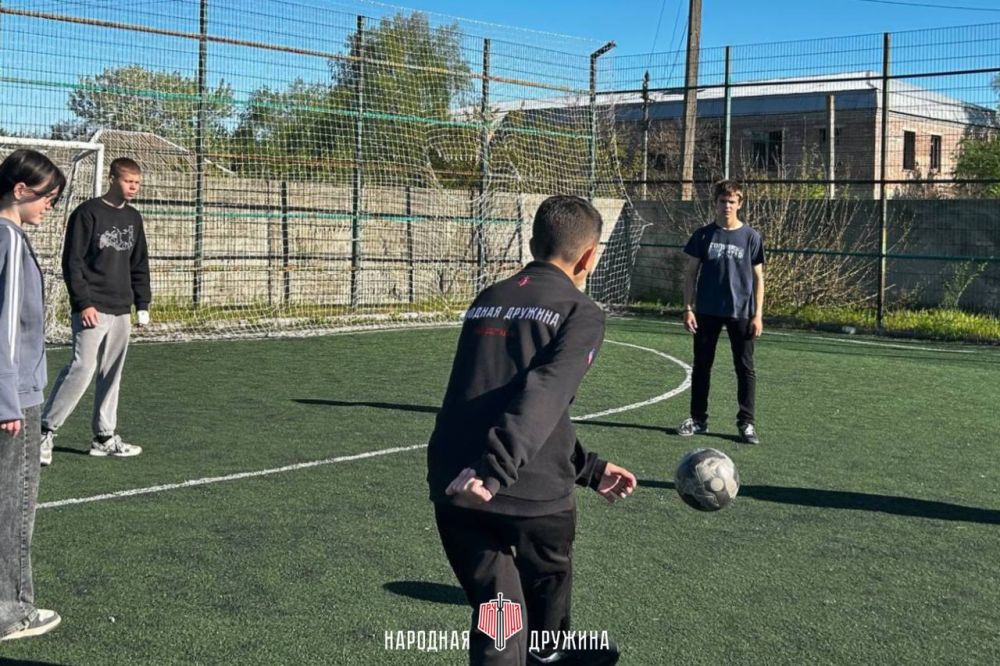 Спорт — школа жизни!. Дружинники Мангушского штаба организовали тренировку по общей физической подготовке и продемонстрировали свои навыки игры в футбол Спорт — школа жизни!. Дружинники Мангушского штаба организовали тренировку по общей физической подготовке и продемонстрировали свои навыки игры в футбол