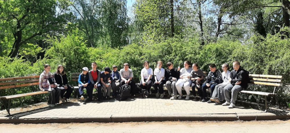 Ребятам Ждановки провели экскурсию по ботаническому саду Ребятам Ждановки провели экскурсию по ботаническому саду