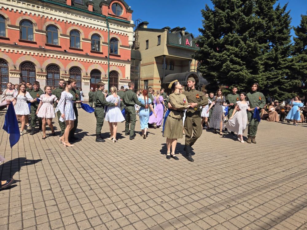 4 мая в городе Дебальцево прошёл Вальс Победы, приуроченный к знаменательной дате — 80-летию Победы в Великой Отечественной войне 4 мая в городе Дебальцево прошёл Вальс Победы, приуроченный к знаменательной дате — 80-летию Победы в Великой Отечественной войне