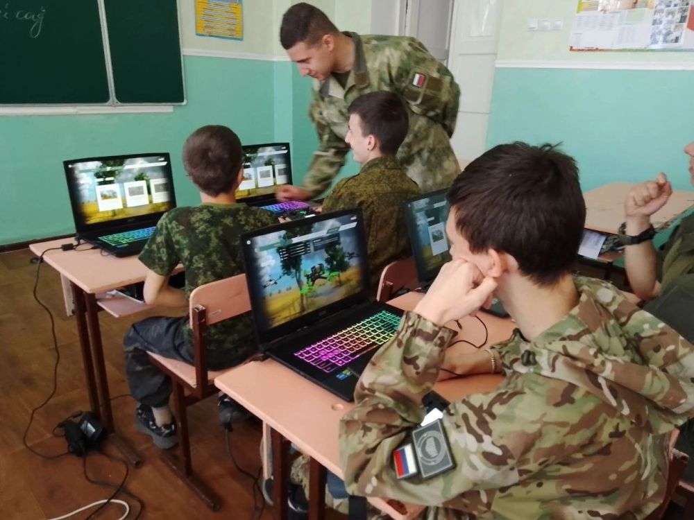 ZV Донбасс. Юнармейцы ВПСК «Легионеры» города Донецк Борисенко Данил, Нагин Радик, Журман Святослав, Нагин Никита, Лисица Дмитрий 3 мая присутствовали на занятии по работе с БПЛА, который проводили инструкторы АНО ДПО «ЦРВСП» ZV Донбасс. Юнармейцы ВПСК «Легионеры» города Донецк Борисенко Данил, Нагин Радик, Журман Святослав, Нагин Никита, Лисица Дмитрий 3 мая присутствовали на занятии по работе с БПЛА, который проводили инструкторы АНО ДПО «ЦРВСП»