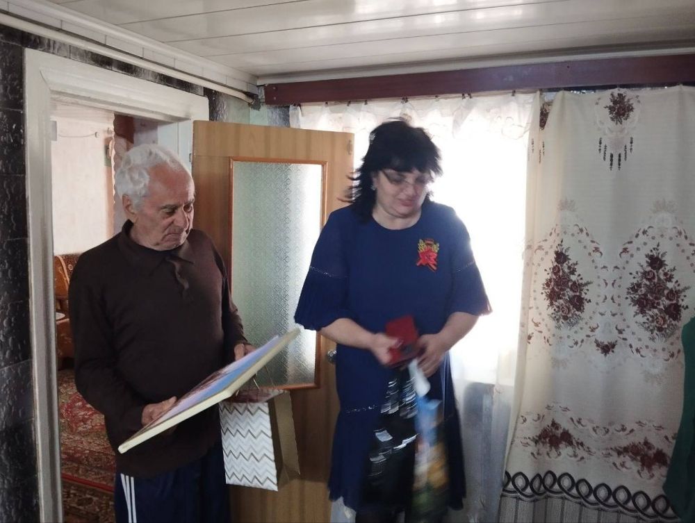 Есть немного праздников, которых нам нельзя забывать,о них просто необходимо помнить, достойно отмечать и передавать будущим поколениям Есть немного праздников, которых нам нельзя забывать,о них просто необходимо помнить, достойно отмечать и передавать будущим поколениям