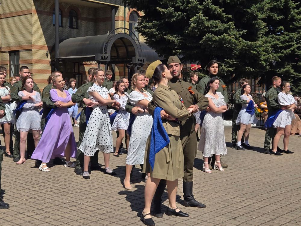 4 мая в городе Дебальцево прошёл Вальс Победы, приуроченный к знаменательной дате — 80-летию Победы в Великой Отечественной войне 4 мая в городе Дебальцево прошёл Вальс Победы, приуроченный к знаменательной дате — 80-летию Победы в Великой Отечественной войне