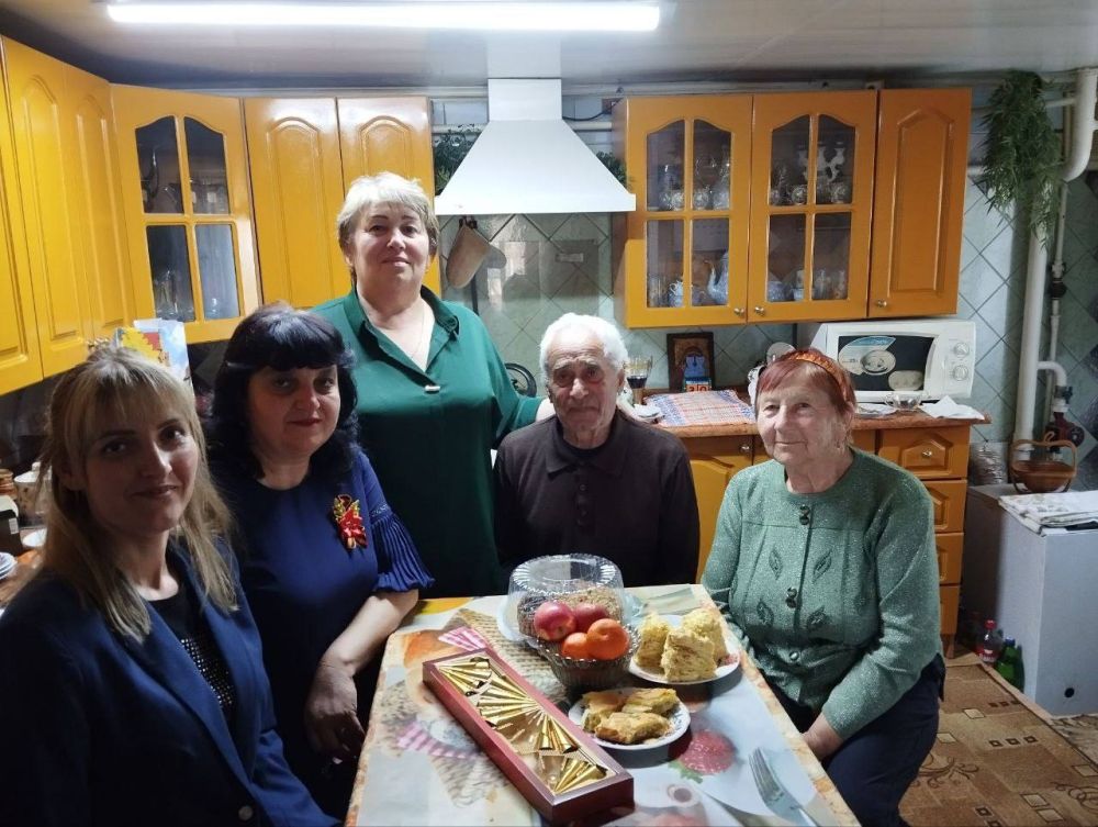 Есть немного праздников, которых нам нельзя забывать,о них просто необходимо помнить, достойно отмечать и передавать будущим поколениям Есть немного праздников, которых нам нельзя забывать,о них просто необходимо помнить, достойно отмечать и передавать будущим поколениям