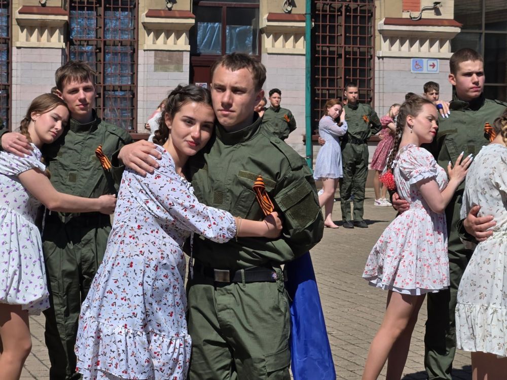 4 мая в городе Дебальцево прошёл Вальс Победы, приуроченный к знаменательной дате — 80-летию Победы в Великой Отечественной войне 4 мая в городе Дебальцево прошёл Вальс Победы, приуроченный к знаменательной дате — 80-летию Победы в Великой Отечественной войне