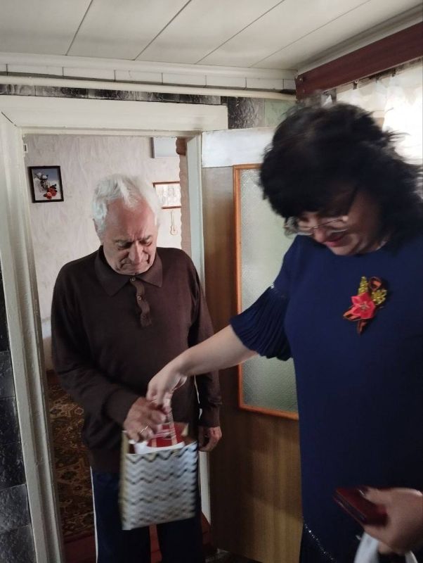 Есть немного праздников, которых нам нельзя забывать,о них просто необходимо помнить, достойно отмечать и передавать будущим поколениям Есть немного праздников, которых нам нельзя забывать,о них просто необходимо помнить, достойно отмечать и передавать будущим поколениям