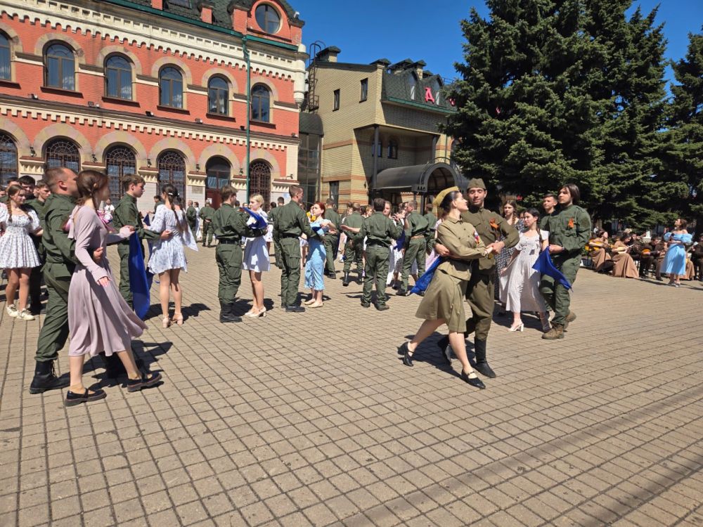 4 мая в городе Дебальцево прошёл Вальс Победы, приуроченный к знаменательной дате — 80-летию Победы в Великой Отечественной войне 4 мая в городе Дебальцево прошёл Вальс Победы, приуроченный к знаменательной дате — 80-летию Победы в Великой Отечественной войне