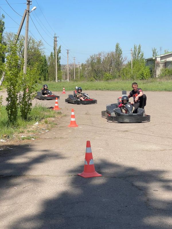 Спортивные выходные. 3 мая в рамках проекта партии «Единая Россия» «Добрые соседи» на площадке возле стадиона «Шахтёр» прошли энергичная зарядка и зрелищная открытая тренировка по картингу Спортивные выходные. 3 мая в рамках проекта партии «Единая Россия» «Добрые соседи» на площадке возле стадиона «Шахтёр» прошли энергичная зарядка и зрелищная открытая тренировка по картингу