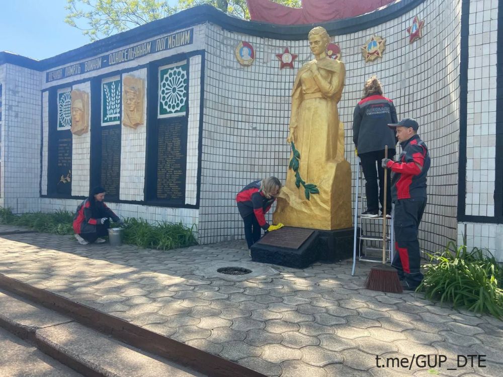 СОТРУДНИКИ ФИЛИАЛА «ВОЛНОВАХАТЕПЛОСЕТЬ» БЛАГОУСТРОИЛИ ТЕРРИТОРИЮ ПАМЯТНИКА В П. ОКТЯБРЬСКИЙ СОТРУДНИКИ ФИЛИАЛА «ВОЛНОВАХАТЕПЛОСЕТЬ» БЛАГОУСТРОИЛИ ТЕРРИТОРИЮ ПАМЯТНИКА В П. ОКТЯБРЬСКИЙ