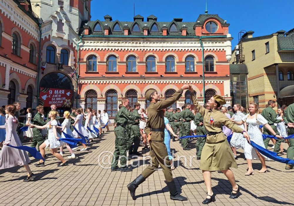 80 пар станцевали вальс Победы в Дебальцево 80 пар станцевали вальс Победы в Дебальцево