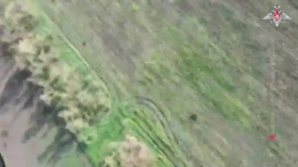 Минобороны России: Взяли на таран. Расчеты ударных FPV-дронов группировки войск «Восток» продолжают выслеживать и уничтожать вражеские беспилотники, не допуская их к позициям российских подразделений