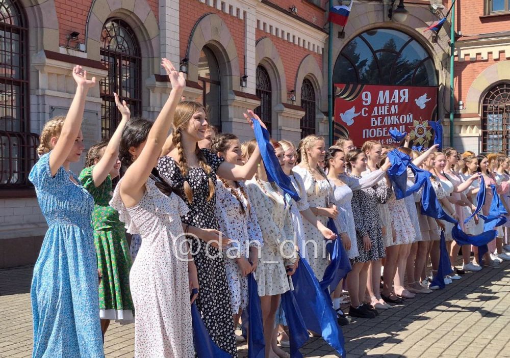80 пар станцевали вальс Победы в Дебальцево 80 пар станцевали вальс Победы в Дебальцево