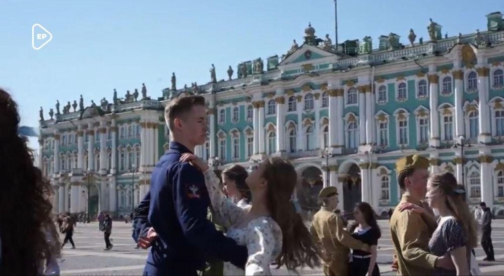 «Вальс Победы»: молодёжь по всей стране отдала дань памяти Героям Великой Отечественной «Вальс Победы»: молодёжь по всей стране отдала дань памяти Героям Великой Отечественной