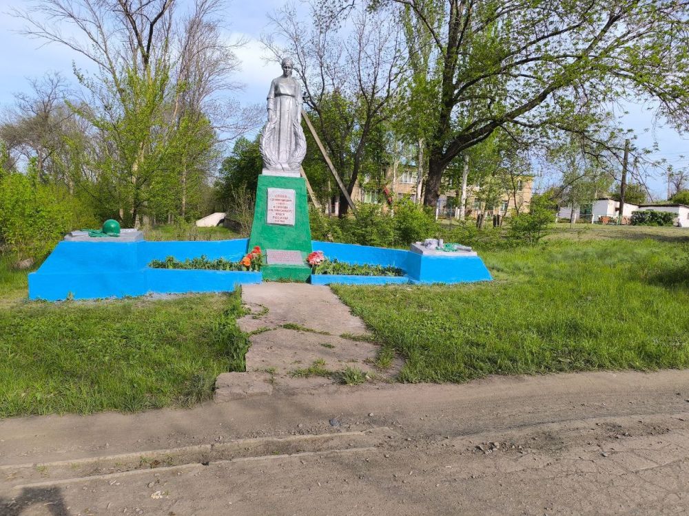 Активисты Женского движения Единой России навели санитарный порядок возле братской могилы подпольщиков расстрелянных немецко-фашистскими захватчиками в годы Великой Отечественной войны в период оккупации Донбасса Активисты Женского движения Единой России навели санитарный порядок возле братской могилы подпольщиков расстрелянных немецко-фашистскими захватчиками в годы Великой Отечественной войны в период оккупации Донбасса