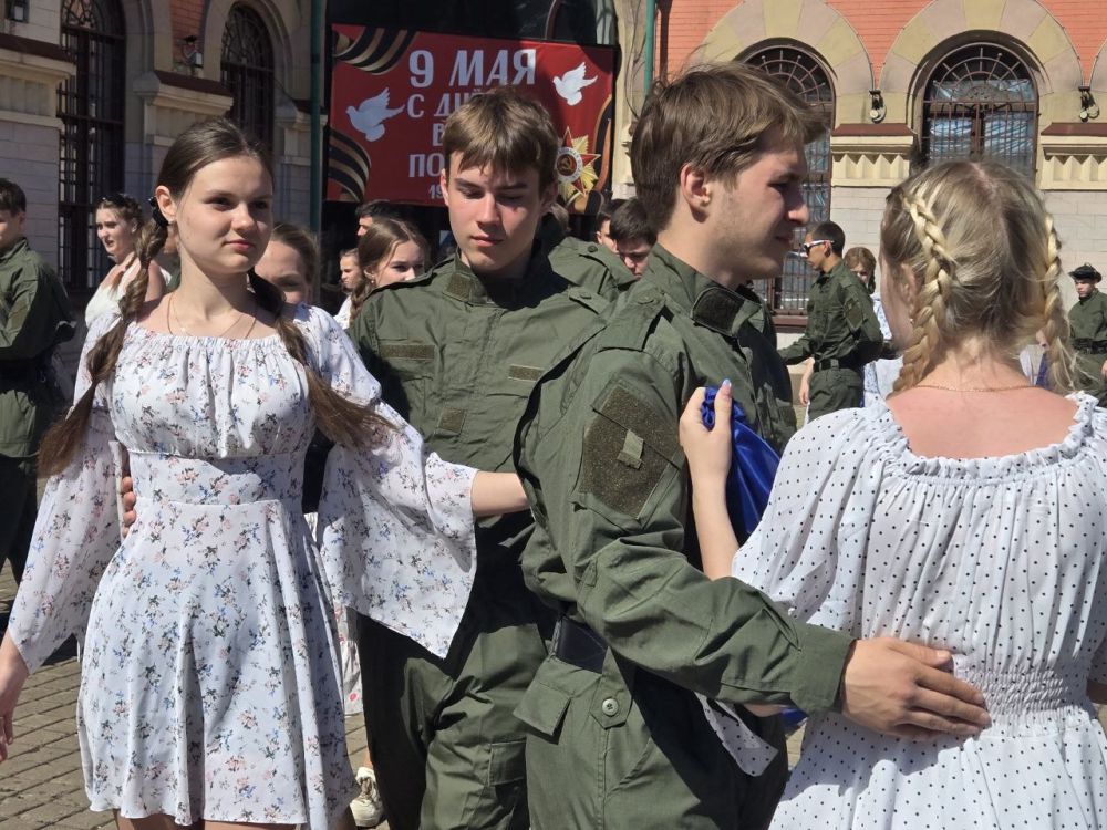 Сергей Желновач: В городе Дебальцево при поддержке Молодой Республики состоялась патриотическая акция "Вальс Победы" Сергей Желновач: В городе Дебальцево при поддержке Молодой Республики состоялась патриотическая акция "Вальс Победы"