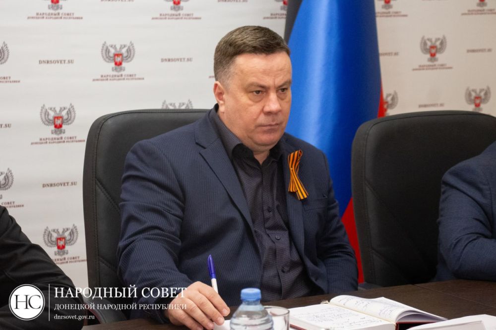 Константин Кузьмин: Сегодня провел очередное совещание с членами Президиума Народного Совета ДНР и председателями комитетов Константин Кузьмин: Сегодня провел очередное совещание с членами Президиума Народного Совета ДНР и председателями комитетов