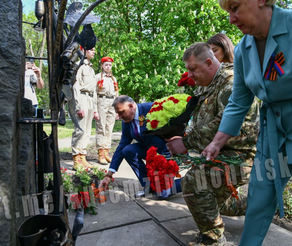 Алексей Кулемзин: Сегодня на территории городской больницы № 9 открыли памятный знак, посвящённый медицинским работникам, погибшим в годы Великой Отечественной войны Алексей Кулемзин: Сегодня на территории городской больницы № 9 открыли памятный знак, посвящённый медицинским работникам, погибшим в годы Великой Отечественной войны