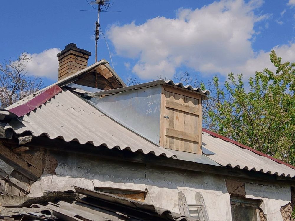На улице Котовского в Ясиноватой завершили восстановление крыши дома, где живет многодетная семья На улице Котовского в Ясиноватой завершили восстановление крыши дома, где живет многодетная семья