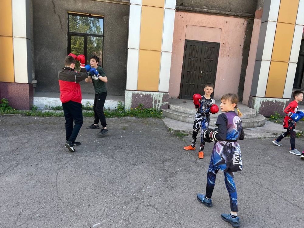Тренировка по кикбоксингу. 3 мая в рамках проекта партии «Единая Россия» «Добрые соседи» на площадке возле стадиона «Союз» прошла открытая тренировка по кикбоксингу «На разминку становись!» с воспитанниками отделения... Тренировка по кикбоксингу. 3 мая в рамках проекта партии «Единая Россия» «Добрые соседи» на площадке возле стадиона «Союз» прошла открытая тренировка по кикбоксингу «На разминку становись!» с воспитанниками отделения...