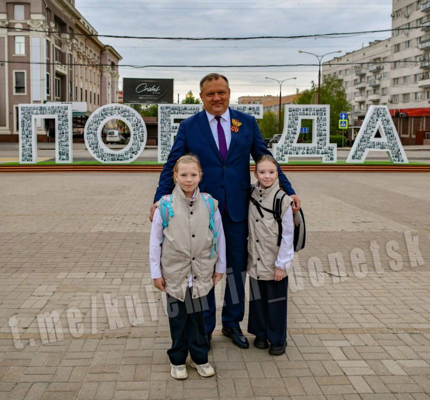 В Донецке установили арт-объект «Победа» на главной площади города В Донецке установили арт-объект «Победа» на главной площади города