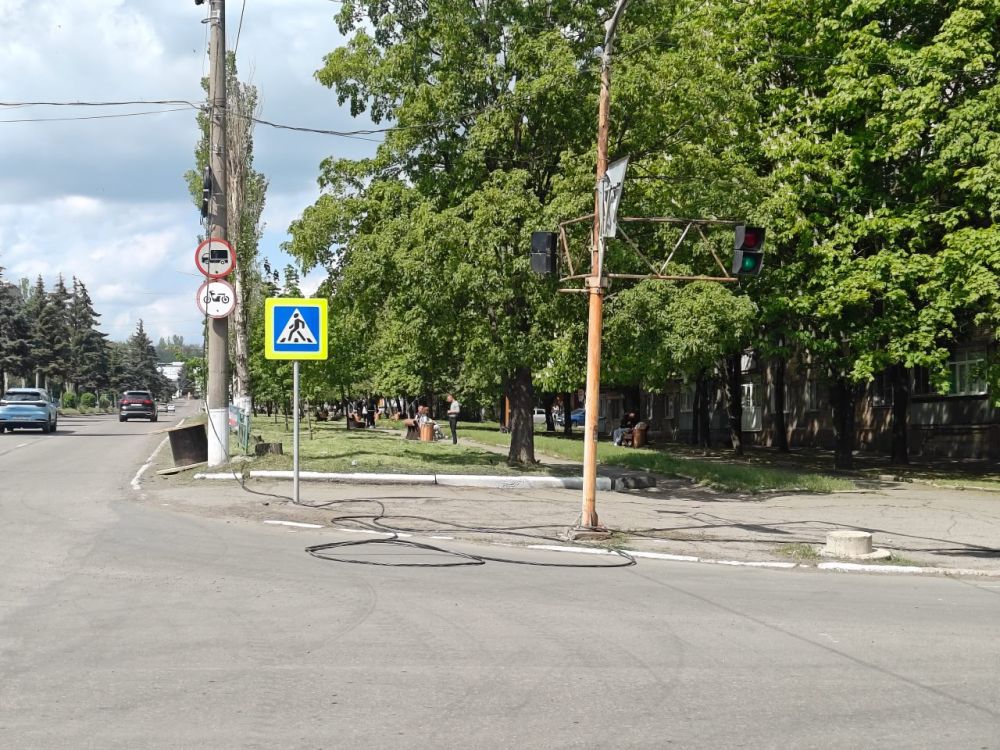 В Снежном обновляют уличное освещение В Снежном обновляют уличное освещение