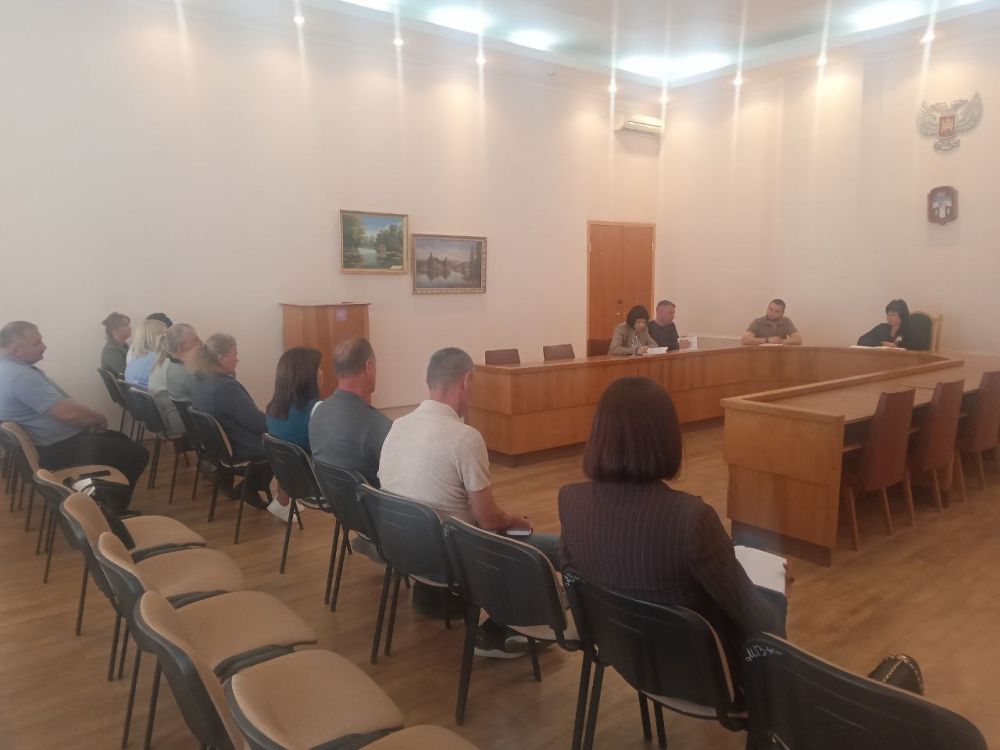 Глава округа провела рабочее совещание с начальниками и заведующими территориальных отделов и секторов Администрации округа, на котором обсуждались вопросы преимущественно благоустройства территории, а именно: Глава округа провела рабочее совещание с начальниками и заведующими территориальных отделов и секторов Администрации округа, на котором обсуждались вопросы преимущественно благоустройства территории, а именно: