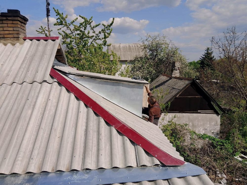 На улице Котовского в Ясиноватой завершили восстановление крыши дома, где живет многодетная семья На улице Котовского в Ясиноватой завершили восстановление крыши дома, где живет многодетная семья