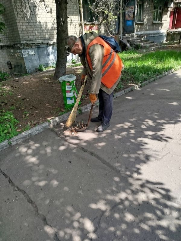 Коммунальщики Снежного продолжают благоустраивать территории общего пользования Коммунальщики Снежного продолжают благоустраивать территории общего пользования
