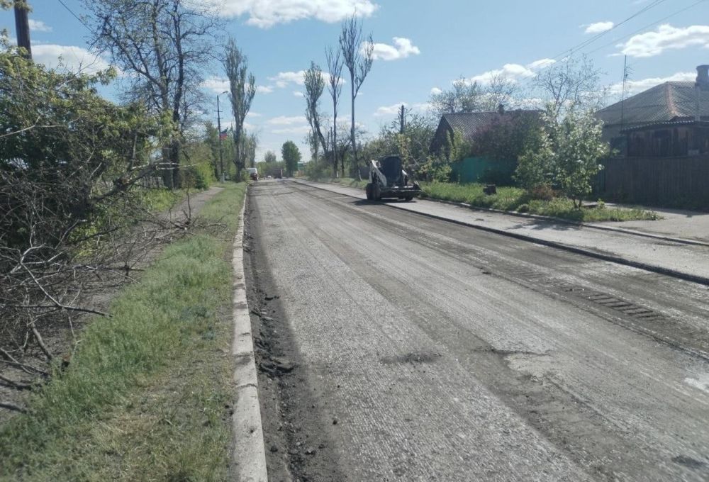 Специалисты из регионов-шефов продолжают восстанавливать дороги в Дебальцево и Новоазовске Специалисты из регионов-шефов продолжают восстанавливать дороги в Дебальцево и Новоазовске