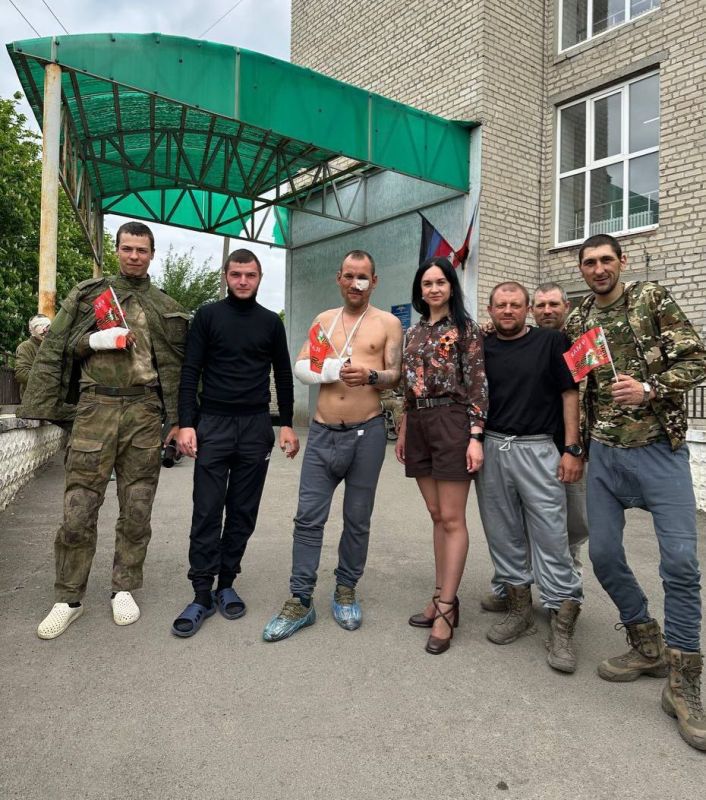 Активистки Женского движения Единой России Ясиноватой поздравили раненых военнослужащих с Днём Победы! Активистки Женского движения Единой России Ясиноватой поздравили раненых военнослужащих с Днём Победы!
