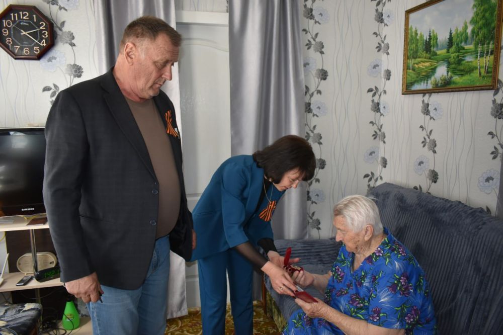 В преддверии 80-летия Великой Победы участникам Великой Отечественной войны Нине Григорьевне Ворушило, Петру Петровичу Селезневу и Марии Гордеевне Селезневой присвоено звание «Почётный гражданин Амвросиевского муниципального... В преддверии 80-летия Великой Победы участникам Великой Отечественной войны Нине Григорьевне Ворушило, Петру Петровичу Селезневу и Марии Гордеевне Селезневой присвоено звание «Почётный гражданин Амвросиевского муниципального...
