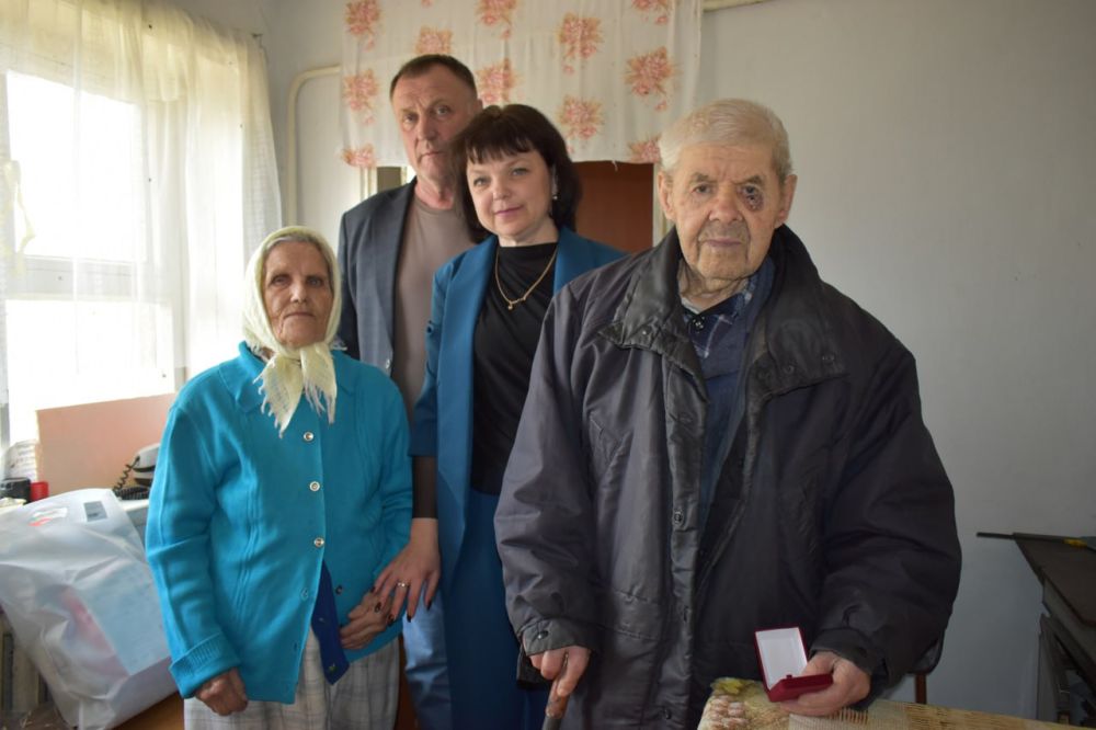 В преддверии 80-летия Великой Победы участникам Великой Отечественной войны Нине Григорьевне Ворушило, Петру Петровичу Селезневу и Марии Гордеевне Селезневой присвоено звание «Почётный гражданин Амвросиевского муниципального... В преддверии 80-летия Великой Победы участникам Великой Отечественной войны Нине Григорьевне Ворушило, Петру Петровичу Селезневу и Марии Гордеевне Селезневой присвоено звание «Почётный гражданин Амвросиевского муниципального...