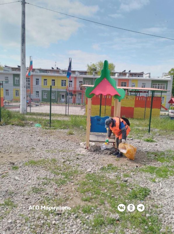 «Мариупольжилкомплекс» продолжает уборку во дворах многоэтажек «Мариупольжилкомплекс» продолжает уборку во дворах многоэтажек
