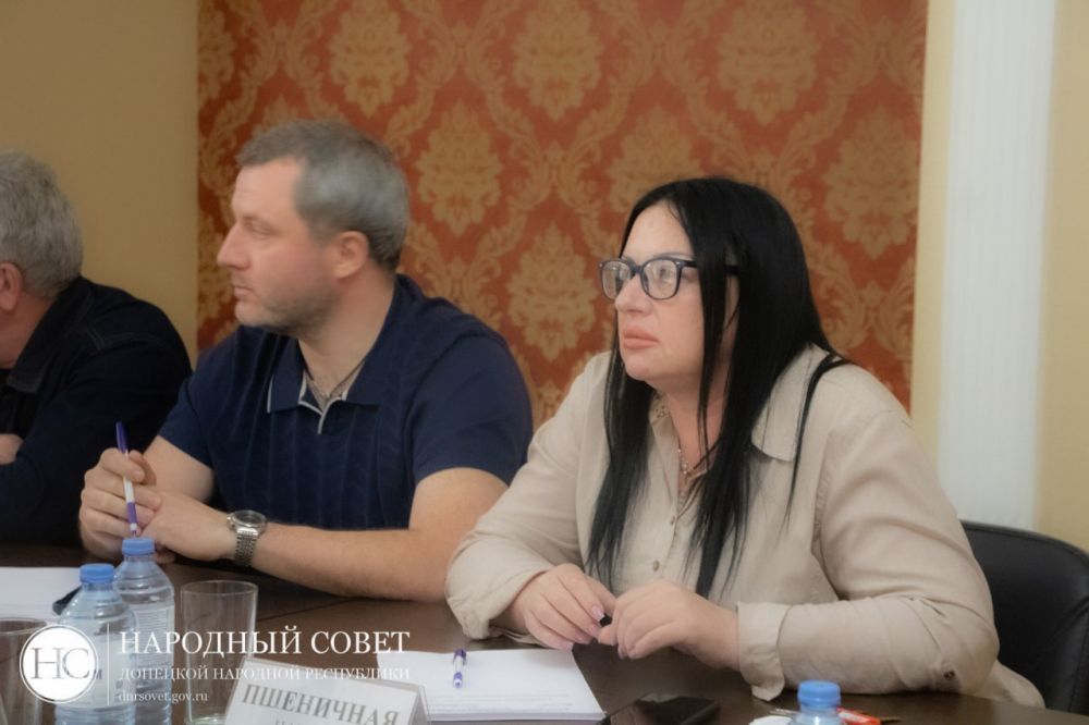 Константин Кузьмин: Сегодня провел очередное совещание с членами Президиума Народного Совета ДНР и председателями комитетов Константин Кузьмин: Сегодня провел очередное совещание с членами Президиума Народного Совета ДНР и председателями комитетов