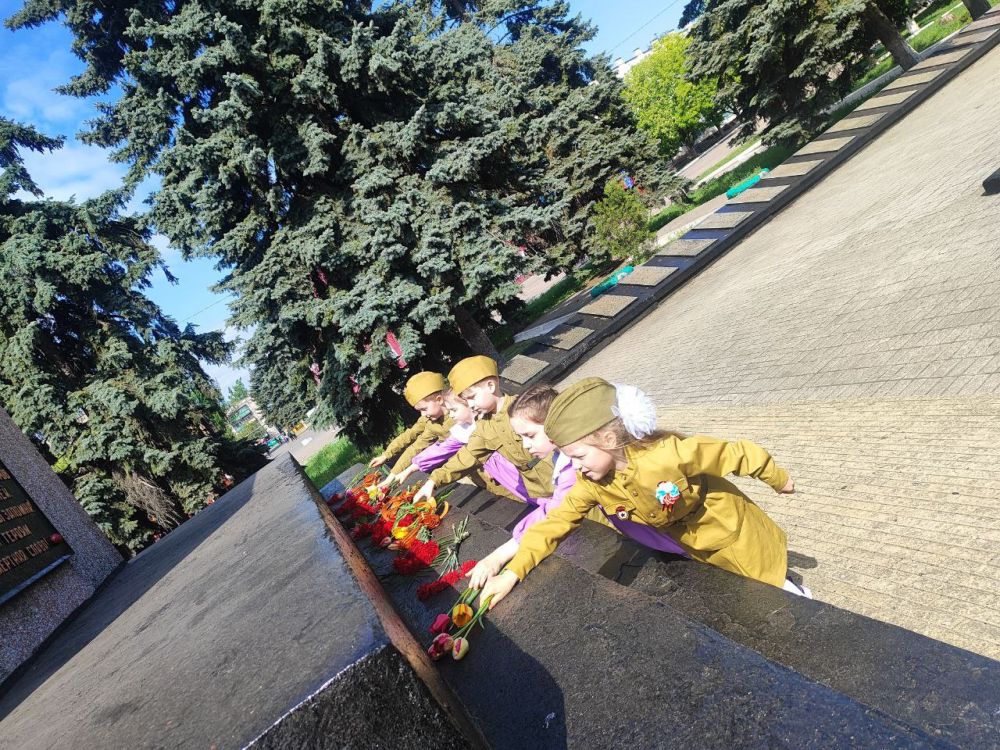 Акция «Возложение цветов к памятнику героям Великой Отечественной войны» Акция «Возложение цветов к памятнику героям Великой Отечественной войны»