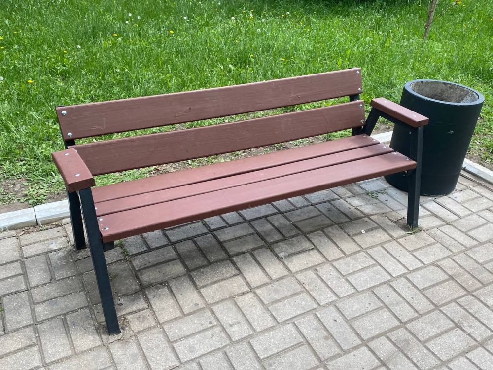 В Ждановке произведена частичная замена лавок В Ждановке произведена частичная замена лавок