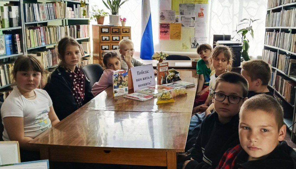 В библиотеках Снежного почтили память героев Великой Отечественной войны В библиотеках Снежного почтили память героев Великой Отечественной войны