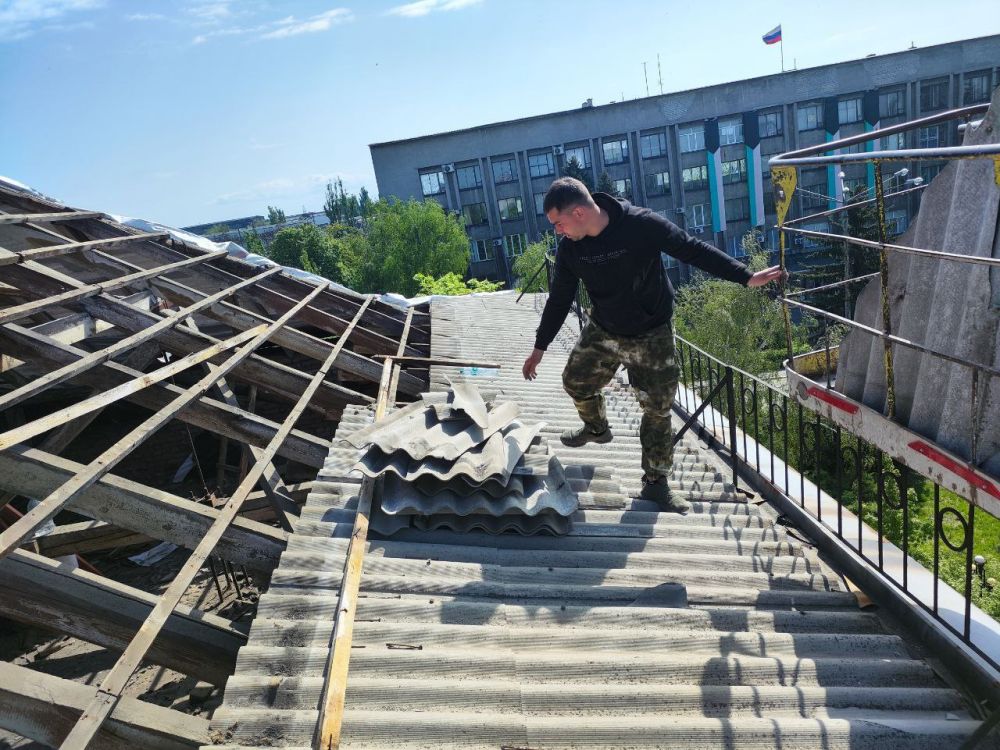 Сергей Желновач: В ходе планового посещения восстанавливаемого объекта МБУДО «Дебальцевская школа искусств» отделом капитального строительства было установлено что, начались работы по демонтажу старого кровельного покрытия и... Сергей Желновач: В ходе планового посещения восстанавливаемого объекта МБУДО «Дебальцевская школа искусств» отделом капитального строительства было установлено что, начались работы по демонтажу старого кровельного покрытия и...