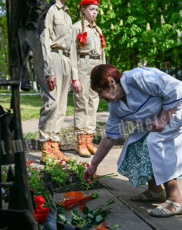 Алексей Кулемзин: Сегодня на территории городской больницы № 9 открыли памятный знак, посвящённый медицинским работникам, погибшим в годы Великой Отечественной войны Алексей Кулемзин: Сегодня на территории городской больницы № 9 открыли памятный знак, посвящённый медицинским работникам, погибшим в годы Великой Отечественной войны