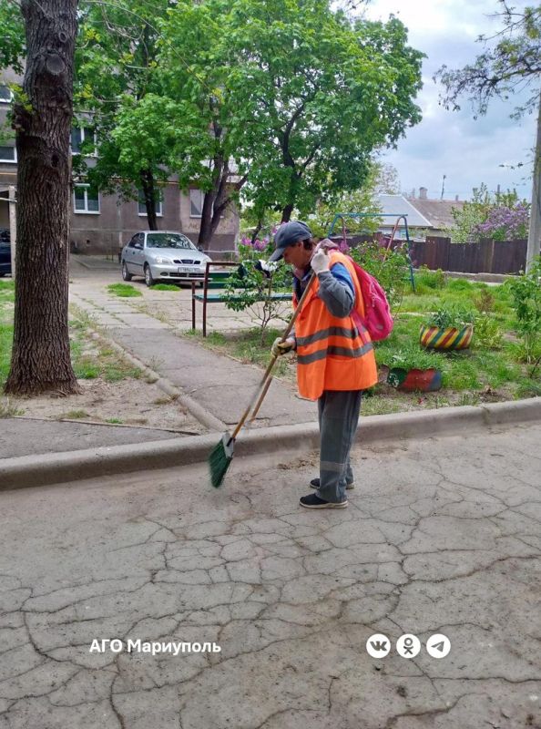 «Мариупольжилкомплекс» продолжает уборку во дворах многоэтажек «Мариупольжилкомплекс» продолжает уборку во дворах многоэтажек