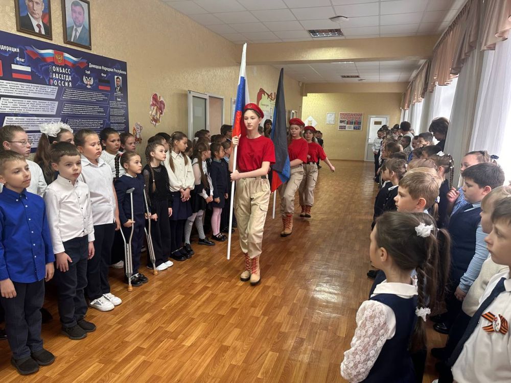 Традиционно, в Тельмановской гимназии новая учебная неделя началась с церемонии выноса Государственного флага Российской Федерации, флага Донецкой Народной Республики и исполнение гимна Российской Федерации и гимна Донецкой... Традиционно, в Тельмановской гимназии новая учебная неделя началась с церемонии выноса Государственного флага Российской Федерации, флага Донецкой Народной Республики и исполнение гимна Российской Федерации и гимна Донецкой...