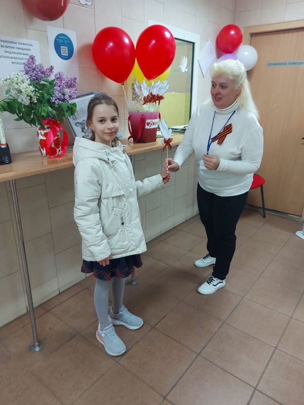 #9маяДеньПобеды. В преддверии великого праздника — Дня Победы сотрудники Многофункционального центра города Снежное, ул. Декабристов, 16, украсили отделения и организовали акцию, с вручением голубей для маленьких посетителей #9маяДеньПобеды. В преддверии великого праздника — Дня Победы сотрудники Многофункционального центра города Снежное, ул. Декабристов, 16, украсили отделения и организовали акцию, с вручением голубей для маленьких посетителей