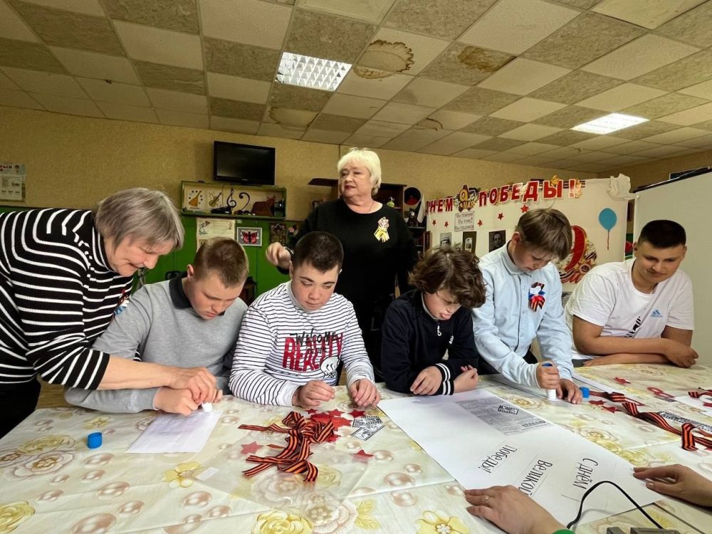 Сегодня в МБУ «Реабилитационный центр смешанного типа для инвалидов и детей–инвалидов» г. Харцызска распахнулись двери для творческих сотрудников из Дворца культуры Сегодня в МБУ «Реабилитационный центр смешанного типа для инвалидов и детей–инвалидов» г. Харцызска распахнулись двери для творческих сотрудников из Дворца культуры