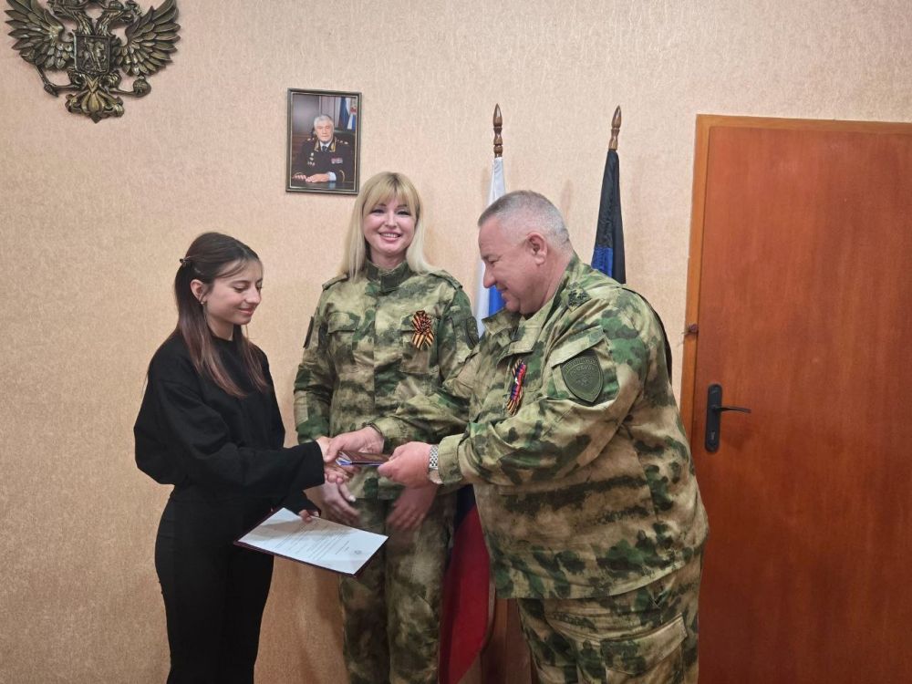 Сотрудники полиции вручили первые паспорта юным горловчанам Сотрудники полиции вручили первые паспорта юным горловчанам