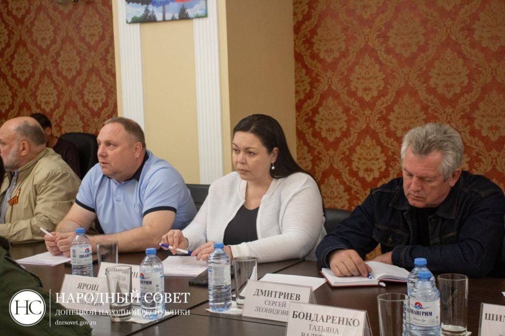 Константин Кузьмин: Сегодня провел очередное совещание с членами Президиума Народного Совета ДНР и председателями комитетов Константин Кузьмин: Сегодня провел очередное совещание с членами Президиума Народного Совета ДНР и председателями комитетов