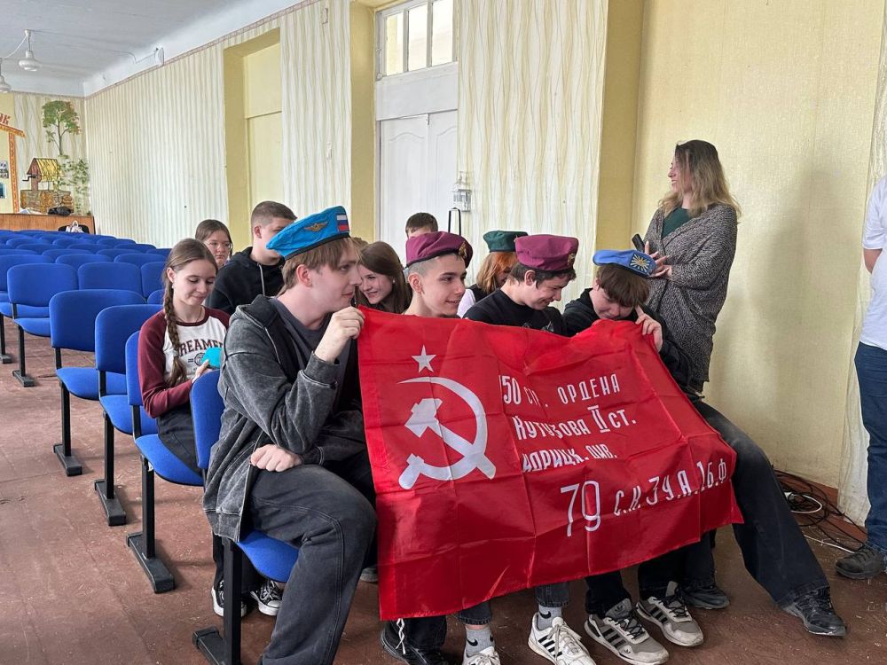 Сегодня в ГБОУ «СШ №12 им. М.Толстых» прошла лекция о значении георгиевской ленточки — символа мужества, доблести и победы Сегодня в ГБОУ «СШ №12 им. М.Толстых» прошла лекция о значении георгиевской ленточки — символа мужества, доблести и победы